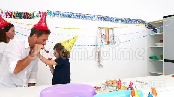 男孩在生日蛋糕上吹蜡烛