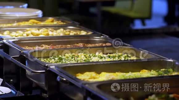 餐厅客人从自助餐中挑选食物视频