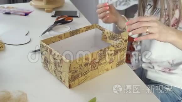 女孩亲手制作结婚礼物的包装视频