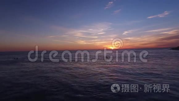 在美丽的日落鸟瞰中冲浪视频