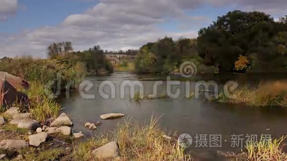 秋天的风景随着云彩的流逝而流逝