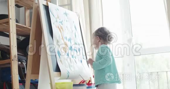 女孩用水彩画图片