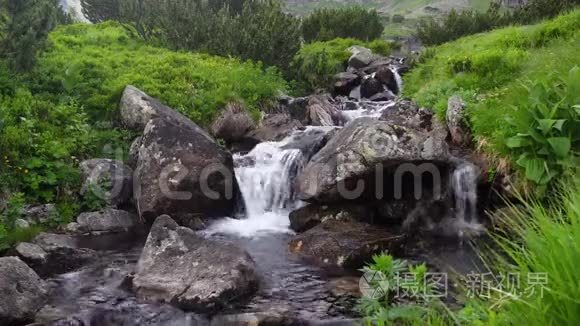 美丽的水在山上视频