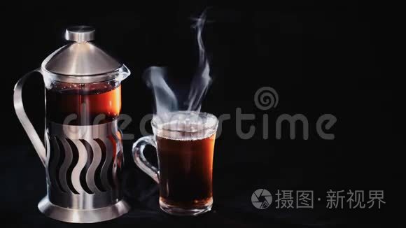 带茶和透明杯茶的法国出版社视频