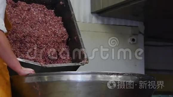 肉类切碎机，将肉类和香料混合，用于制作食品厂的热狗和香肠