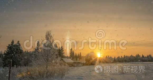 森林附近的一个小木屋，夕阳下一场美丽的降雪，一道美丽的冬季景观.. 视频循环