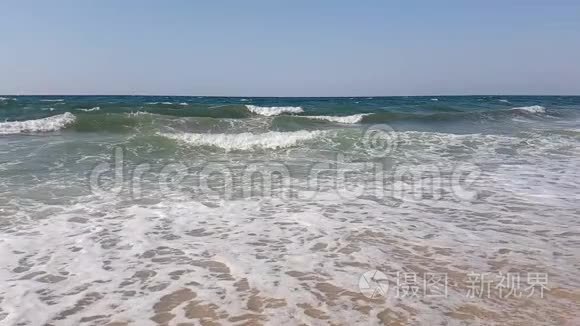 突尼斯地中海的波浪缓慢运动视频