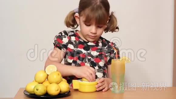 小女孩做柠檬水视频