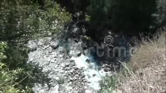 欧洲黑山深处山区的河流视频
