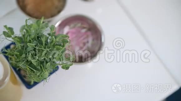 一位厨师用食材做饭菜视频