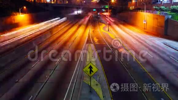 夜间高速公路上的交通合并视频