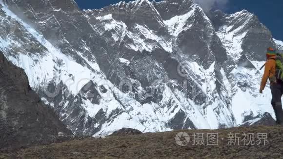 一个背着背包的人正在山里旅行视频