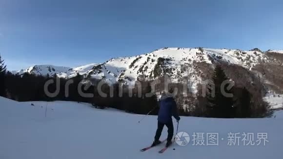 法国比利牛斯山滑雪场的初学者