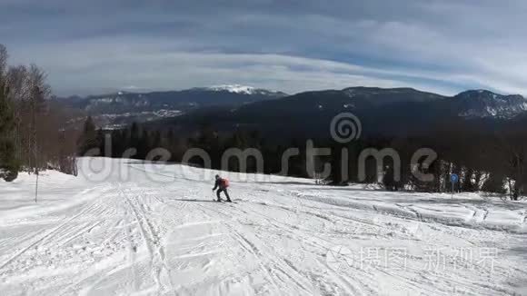 法国比利牛斯山滑雪场的初学者