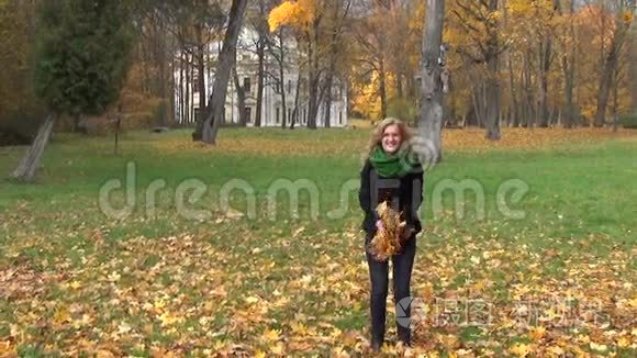 女孩扔树叶秋天视频