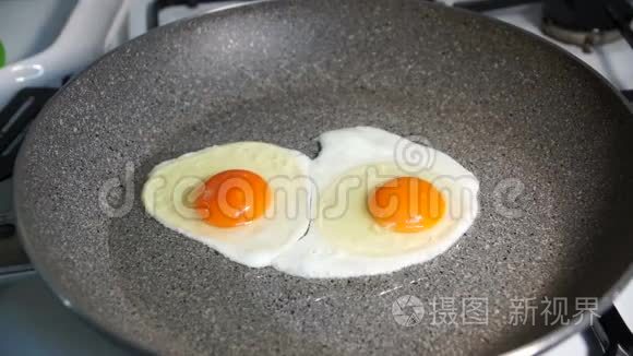 两个煎蛋黄在石锅里煎
