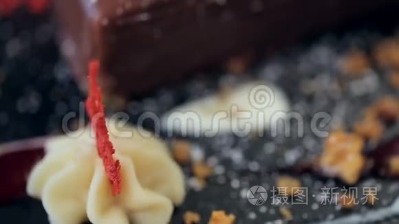 餐厅提供巧克力甜点的特写视频