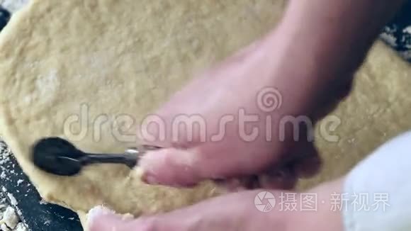 女性用手在面食上切面团视频