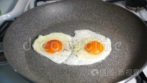 两个煎蛋黄在石锅里煎视频