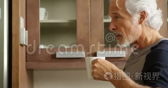 在厨房喝咖啡的老人视频
