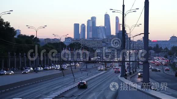 俄罗斯莫斯科大城市（夜间）高速公路上的交通