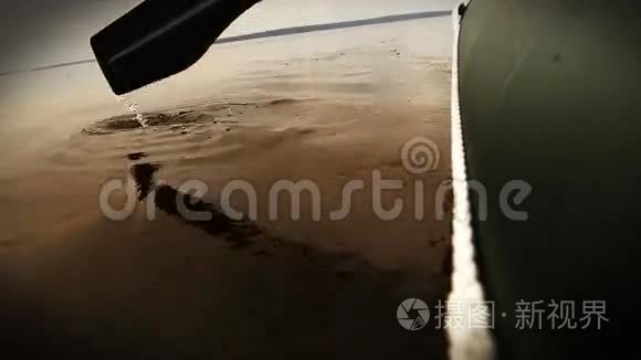 靠近橡皮艇划桨视频