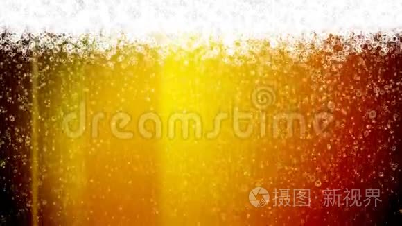 冰冷金色的啤酒泡沫上升视频