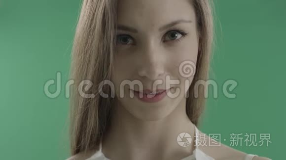 绿色背景下害羞漂亮的年轻女人视频