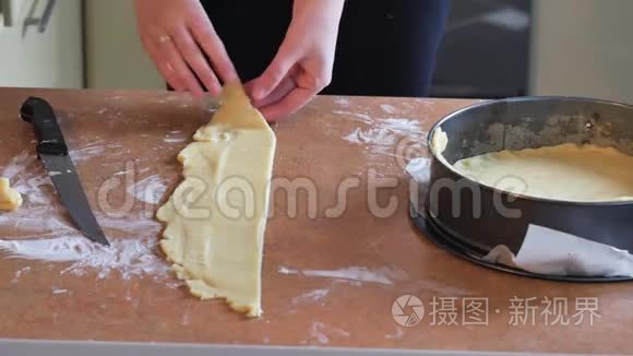 面包师手工制作饼皮脊视频