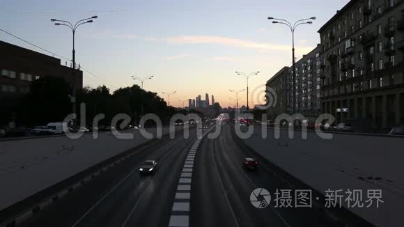 俄罗斯莫斯科大城市（夜间）高速公路上的交通