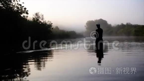 渔人在晨河里飞钓视频