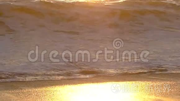 日落时海滩上的波浪在缓慢运动视频