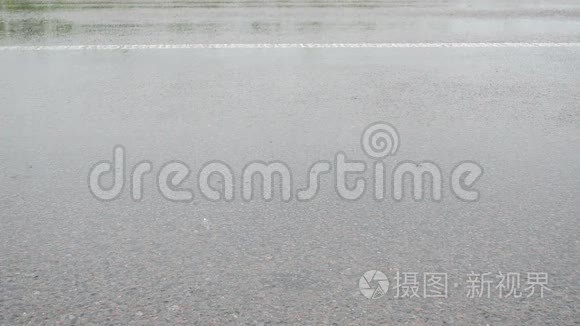 沥青雨水视频