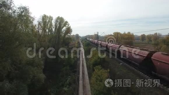 铁路和货运列车的空中镜头