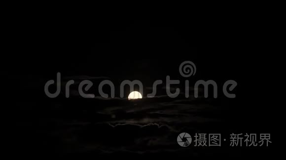 夜空中的满月，明亮的月亮，夜空，在夜空中的云的运动背景下，