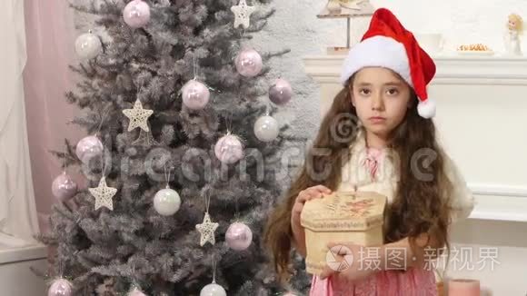 小可爱女孩打开圣诞礼品盒
