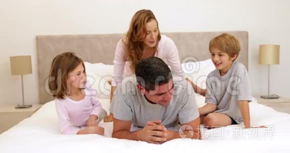 可爱的父母和孩子躺在床上乱搞视频
