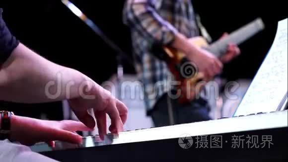 专业手玩键盘合成器视频