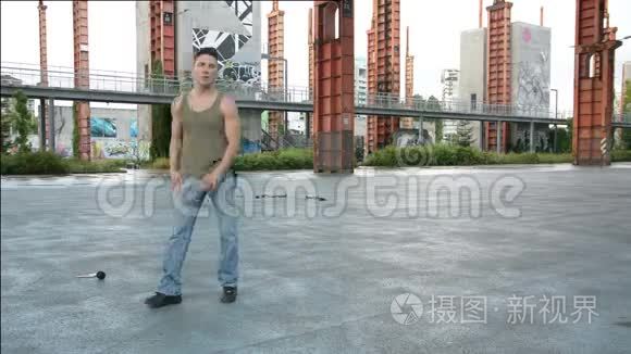 年轻的男嘻哈舞者在外面跳舞视频