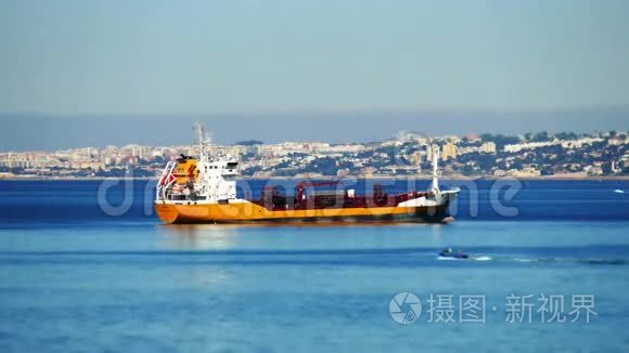 货船停泊在里斯本港附近视频