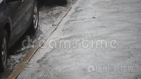 道路雨水道大雨特写镜头视频