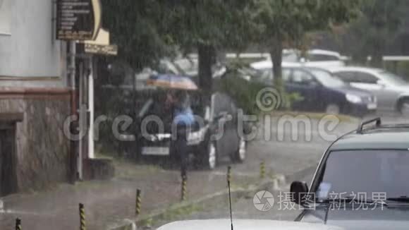 道路雨水道大雨特写镜头