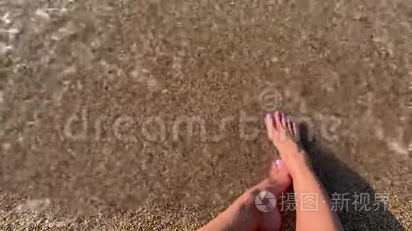 美丽的女人靠近大海视频