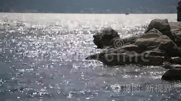 亚得里亚海的海浪在阳光下闪耀