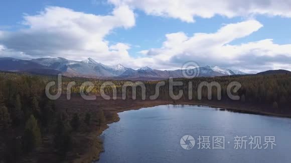 空中观景台。 飞越美丽的山河.. 空中摄影机拍摄。 景观全景。 阿尔泰，西伯利亚。