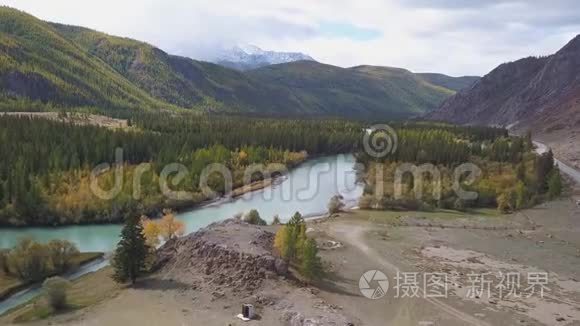 空中观景台。 飞越美丽的山河.. 空中摄影机拍摄。 景观全景。 阿尔泰，西伯利亚。