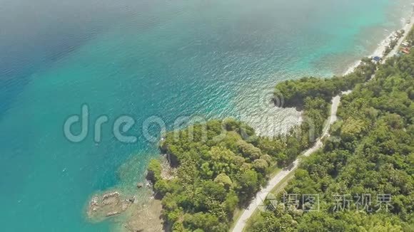 沿着菲律宾海岸弯曲蜿蜒的道路。 空中景观