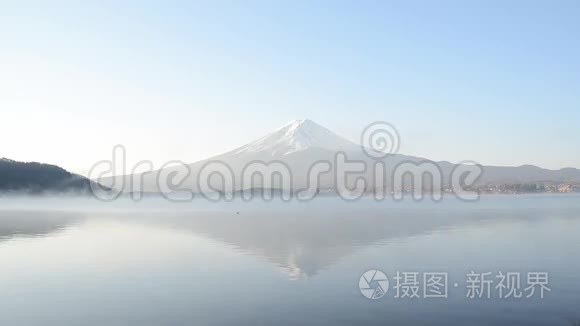 藤井山早晨在高谷美子湖映水