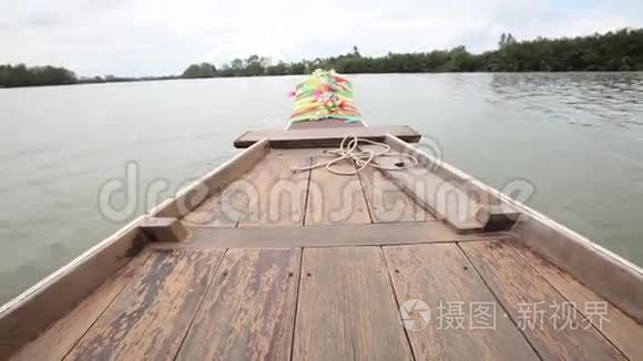 在邦帕孔河上乘船游览视频