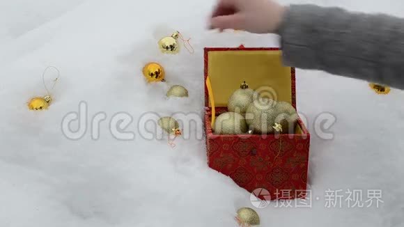 手拿精美圣诞玩具冬雪复古盒视频